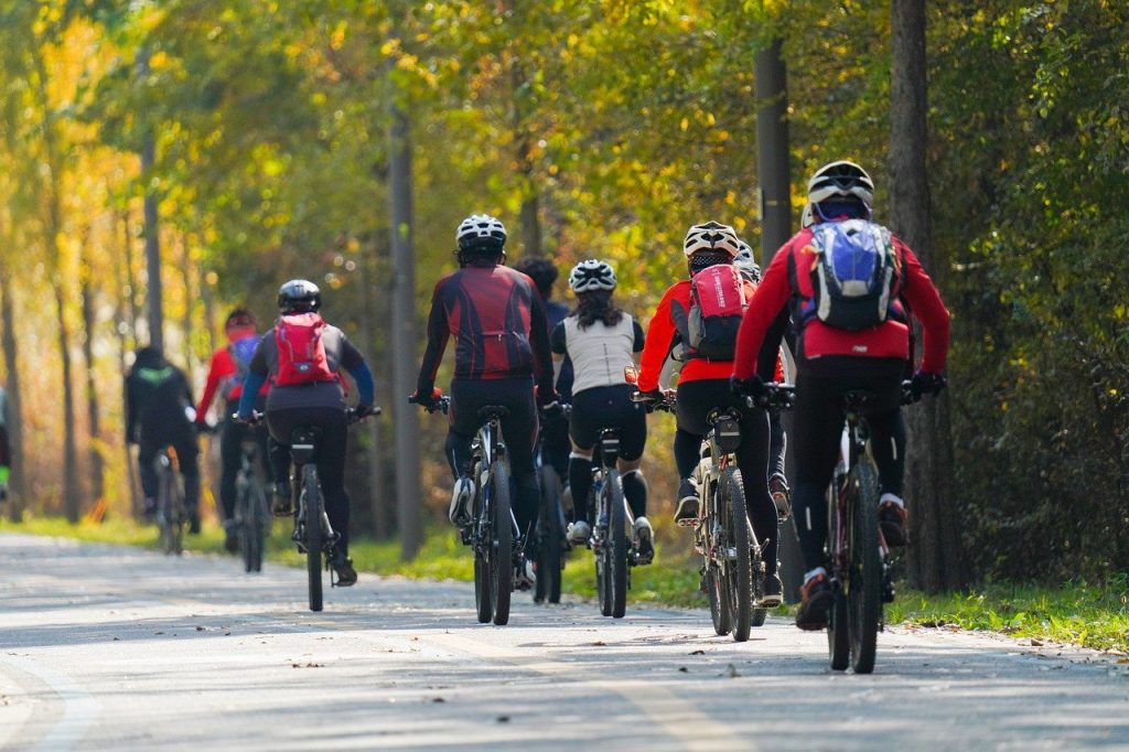 peple riding bikes